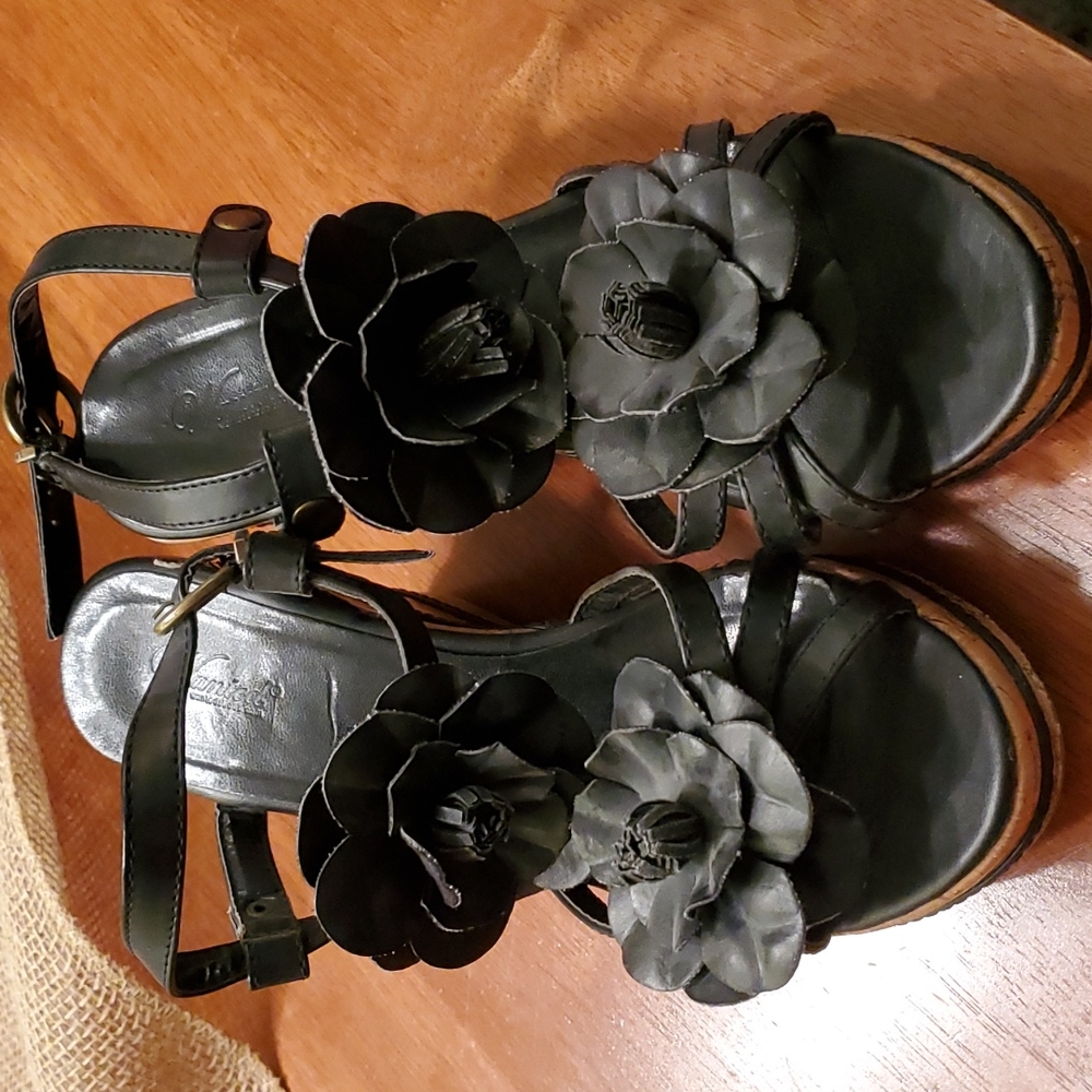 Wanted Daisy Wedges Size 7